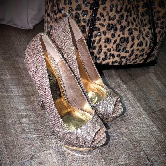 Sz 8 Sparkly Gold platform pumps from Charlotte Russe - Picture 5 of 5
